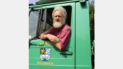 Bild: gi
Pater Ferdinand packt überall mit an. Auf den vor vielen Jahren von der Pfarrei Moosbach gestifteten Unimog ist er noch heute stolz.
