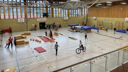 Bild: fg
Zahlreiche Mitmachstationen laden beim Sporttag des TuS Hirschau ein, seine Fitness und Geschicklichkeit auszuprobieren.