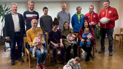 Bild: glb
Begrüßungsgeschenke von Bürgermeister Reiner Pickel (links) sowie Jörg Kreussel und Marco Schwab (rechts) von der Spielvereinigung Weigendorf kamen bei den jungen Familien gut an.