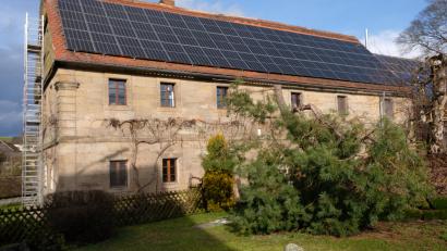 Bild: do
Das Landesamt für Denkmalpflege beurteilt das ehemalige Bauernhaus in Münchsreuth als wichtiges Zeugnis Oberpfälzer Baugestaltung. Die dazugehörenden "Fledermausgauben" auf der südlichen Dachhälfte baute der Eigentümer zugunsten einer vollen Belegung des Daches mit PV-Modulen zurück.