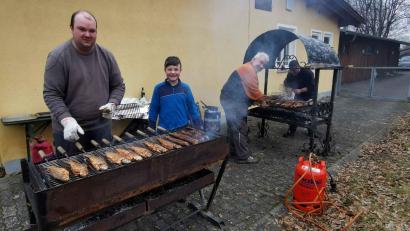 Bild: gz
Die Fastenspeise bereiten Mitglieder, auch Jungfischer vom Eslarner Fischereiverein, auf den vereinseigenen Grillgeräten vor.