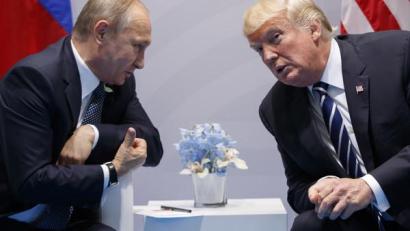 Bild: Evan Vucci/AP/dpa
Donald Trump (rechts) zerstört die Glaubwürdigkeit des Nato-Abschreckungsprinzips. Dieses Zeichen fehlender Geschlossenheit im Westen ermutigt Putin, seine Angriffe in der Ukraine fortzusetzen – und vielleicht noch weiter zu gehen.