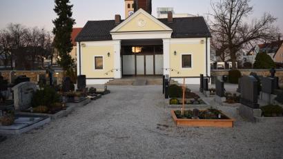 Bild: bnr
Die geschotterten Wege im Schwarzenfelder Friedhof sollen künftig barrierefrei gestaltet und der Vorplatz des Leichenhauses gepflastert werden.