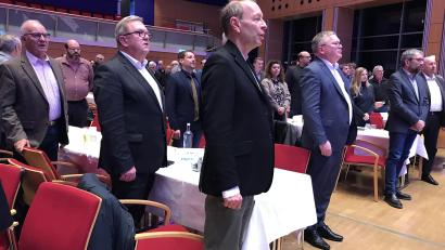 Bild: mma
Zum Singen der Bayern- und Deutschlandhymne erhoben sich beim Politischen Aschermittwoch der CSU in Amberg alle von den Plätzen.