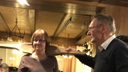 Bild: mma
Eine Besucherin probiert mit der Hilfe von Josef Schmaußer das Joch zum Wassertragen aus.