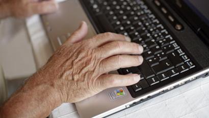 Symbolbild: Andreas Gebert/dpa
Im Juni dieses Jahres wurde Andrea aus Kemnath Opfer einer Online-Betrugsmasche, die mit der Investition in Krypto-Währungen hohe Gewinne versprach. Nun hat die 62-Jährige Schulden in Höhe von 70.000 Euro.