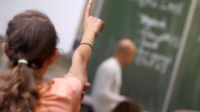 Symbolbild: Daniel Karmann/dpa
Lehrer fehlen fast überall: Um eine Schulklasse zu unterrichten, ist nicht zwangsläufig ein Lehramtsstudium nötig.