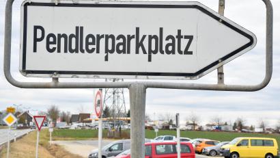 Bild: Petra Hartl
Der Pendlerparkplatz Ursensollen. Hier treffen sich meist Arbeitnehmer, die ihren Arbeitsplatz außerhalb der Stadt oder des Landkreises haben.