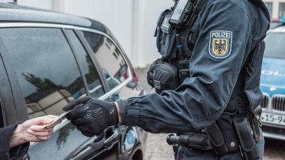Bild: Bundespolizei/exb
Bei einer Grenzkontrolle an der Autobahn bei Waidhaus hat die Bundespolizei am Donnerstag einen Urkundenfälscher aus dem Verkehr gezogen.
