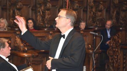 Archivbild: jr
Ein Benefizkonzert in der Stiftsbasilika Waldsassen findet aus Anlass des 50. Geburtstags von Kirchenmusikdirektor Andreas Sagstetter (im Bild beim Herbstkonzert 2023) statt. Mitwirkende sind Musizierende von Chören und Gemeinschaften, die Sagstetter leitet oder mit ihm in enger Verbindung stehen.