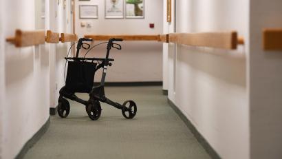 Symbolbild: Angelika Warmuth/dpa
Ein Rollator steht in einem Gang in einem Altenheim. Wie können die Einrichtungen verhindern, dass Senioren das Heim unbemerkt verlassen und sich verirren?