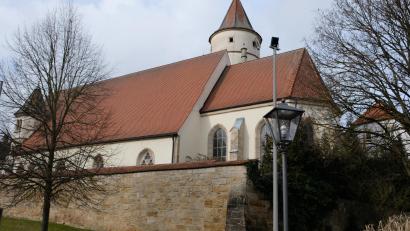 Bild: do
Die Ortskirchen Eschenbach und Kirchenthumbach bilden nach dem Willen des Bistums ab 1. September 2024 eine Pfarreiengemeinschaft. Pfarrer Pater Johannes Bosco erklärte sich auf Wunsch der Diözesanleitung bereit, die Verantwortung für den dann deutlich größeren Seelsorgebereich zu übernehmen. Der Kirchenthumbacher Pfarrer Dr. Augustin Lobo erhält eine neue Pfarrstelle in Saal an der Donau