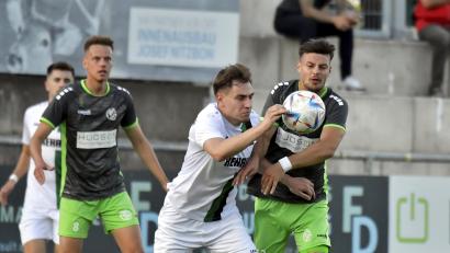 Archivbild: Hubert Ziegler
Bastian Freisinger (rechts, in einem Spiel gegen den SC Eltersdorf) ist nach einer langen Verletzungspause zurück auf dem Fußballplatz. Im Trainingslager der DJK Gebenbach konnte der Mittelfeldspieler einige Trainingsinhalte absolvieren.