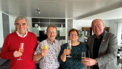 Bild: Roland Strehl/exb
Annegret und Georg Birner (Mitte) feiern Goldene Hochzeit, wozu umkreist der damalige Standesbeamten Gernot Stark (links) und Bürgermeister Roland Strehl (rechts) gratulieren.