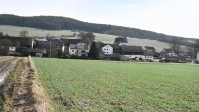 Bild: sche
Bei der Ortschaft Immenstetten (im Hintergrund) und eingegrenzt durch die Staatsstraße 2238 und die Kreisstraße AS 30 will ein Investor auf seinem Grundstück (rechts des Feldwegs) eine Freiflächen-Photovoltaikanlage errichten.