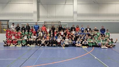 Bild: khg
Die Jungen-Mannschaften der teilnehmenden acht Grundschulen an der Landkreismeisterschaft im Hallenfußball. Links die Gewinner aus Poppenricht.