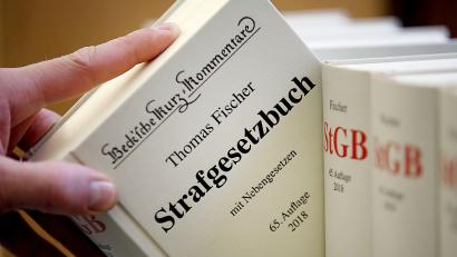 Symbolbild: Oliver Berg, dpa
Der Paragraf 353d des Strafgesetzbuches befasst sich mit verbotenen Mitteilungen über Gerichtsverhandlungen.