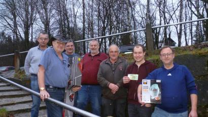 Bild: sat/exb
Werner Sollfrank, Peter Busch und Ralf Menzel vom Wanderverein (Erster, Dritter und Vierter von links) überreichten die Preise an Markus Wolf, Jonas Pöllath (Erster und Zweiter von rechts) und Helmut Plannerer (Zweiter von links).