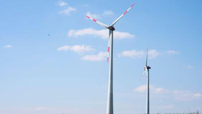 Symbolbild: Daniel Vogl/dpa
Mehr als 200 Meter sind die Naben von Windrädern heute meist vom Boden entfernt. In militärischen Interessensbereichen ist das ein Problem - etwa im Landkreis Neustadt/WN und in Weiden.