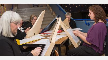 Bild: Thomas Sporrer
Die Veeh-Harfen-Gruppe unter dem Dach der Caritas hatte bei der Eröffnung der Tirschenreuther Krippenschau ihren ersten öffentlichen Auftritt. Das Musikinstrument setzen Gaby Saller, Ulla Unger, Karin Frank, Ute Böhm und Anita Greger (von links) zukünftig unter anderem bei der ambulanten Sterbebegleitung mit ein.