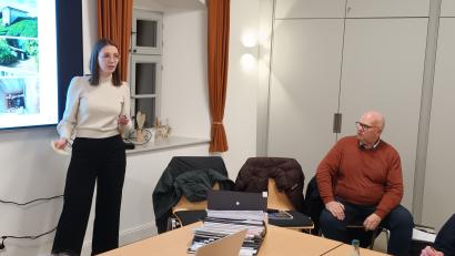 Bild: bjp
Lena Mayerhöfer und Bernhard Kaltenecker vom Planungsbüro Zwick beschreiben den aktuellen Planungsstand für die Wassernetz-Erneuerung im Süden der Gemeinde Trabitz.