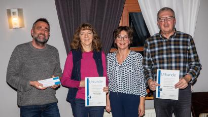 Bild: Kurt Stangl/exb
Kuratoriumsvorsitzender Georg Hösl und Büchereileiterin Irmi Sittl zeichneten die langjährigen Mitarbeiter Petra Oppitz und Norbert Wagner aus.