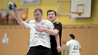 Archivbild: Hubert Ziegler
Immer fest zupacken wollen die Amberger Handballer (rechts Philipp Lulla) in der Heimpartie gegen die HG Eckental.