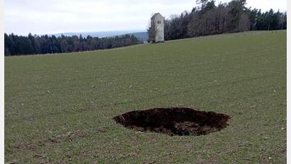 Bild: td
Ein tiefes Loch in einem Feld zwischen Wundsheim und Mitterauerbach lässt die Vermutung zu, dass sich darunter ein Schacht der Grube Max befunden hat, der eingebrochen ist. Die Grube Max gibt es nicht mehr, als letztes Relikt von ihr steht nur noch ein Umspannturm (hinten).