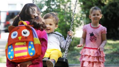 Symbolbild: Oliver Berg/dpa
Kinder können sich beim Schaukeln am neuen Spielplatz bald austoben.