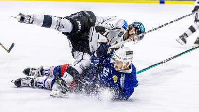 Archivbild: Tobias Neubert
Das Duell zwischen den Blue Devils Weiden (unten Nardo Nagtzaam) und den Bayreuth Tigers hat durch die Insolvenz sowie den personellen Aderlass bei den Oberfranken viel von seiner Brisanz verloren.