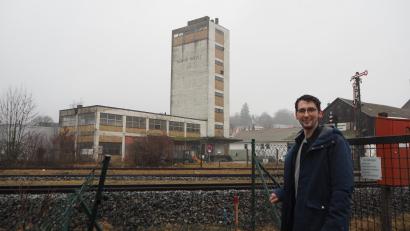 Bild: bl
Architekt André Ries sieht Potenzial in diesem fast vergessen Turm, der aus seiner Sicht einen markanten Gegenpol zur Nabburger Altstadt bilden könnte - falls er nicht abgerissen wird. Das Bauwerk hat ihn nicht mehr losgelassen, seit er vor drei Jahren seine Masterarbeit über das Thema abgeschlossen hat.