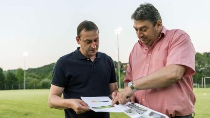 Archivbild: Thorsten Arendt
Der Ehrenamtsbeauftragte in seinem Element: Richard Weigert (rechts) und der FC-Vorsitzende Hans Fischer mit dem Engagementsbericht für die Volks- und Raiffeisenbanken zur Ausschreibung für den Stern des Sports.