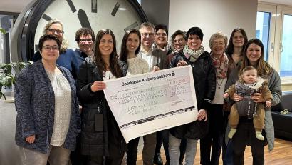 Bild: u
Manuela Stockner (vorne, Dritte von rechts) und ihre Kolleginnen Gisela Willjung (vorne, Zweite von rechts) und Sandra Wittmann (vorne, Zweite von links) überreichten eine Spende in Höhe von 14.000 Euro an das Kinderpalliativteam Ostbayern im Amberger Klinikum. Für die Spenden bedankten sich die Leiterin des Pflegeteams, Karin Borchers (hinten, Zweite von links) und Klinikumsvorstand Manfred Wendl (hinten, Dritter von links).