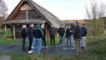 Bild: szl
Der Geschichtspark Bärnau ist ein Innovativer Lernort. Neun Studenten des Studiengangs Digitales Management an der OTH in Weiden hatten kürzlich ihre Auftaktveranstaltung für ein Projekt im Freiluftmuseum.