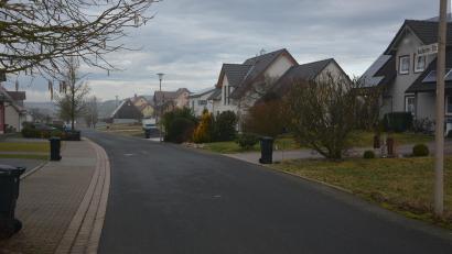 Bild: jr
In sieben weiteren Straßen in Konnersreuth gilt künftig Tempo 30. Anwohner der Andorfer Straße (Bild) hatten die Anregung eingebracht, ein von der Verwaltung ausgearbeiteter Beschlussvorschlag traf auf fraktionsübergreifende Zustimmung im Marktgemeinderat.
