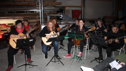 Bild: bjp
"Mit Gemütlichkeit" spielt sich das Gitarrenensemble in die Herzen der Zuhörer.