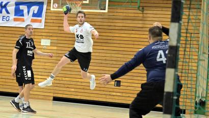 Bild: Hubert Ziegler
Pascal Sommer (Mitte) vom HC Sulzbach-Rosenberg ist in dieser Szene gegen Torhüter Thomas Kienzl (rechts) vom TB Roding erfolgreich, beobachtet von Dominik Weh (links, Roding).