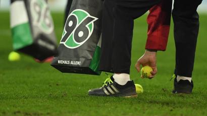 Bild: Swen Pförtner/dpa
Helfer sammeln Tennisbälle vom Spielfeld.