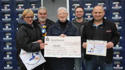 Bild: frd
Sonja und Konrad Schlagenhaufer (Getränkemarkt Nottersdorf, von links) sowie Wunibald Zwack und Christoph Forster (VG Pertolzhofen, von rechts) haben eine Spende von 2100 Euro an Kuno- Stiftungsrat Hans Brockard (Mitte) übergeben.