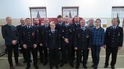 Bild: adj
Der neue Vorstand der Feuerwehr Lanz mit (Dritter von links) dem wiedergewählten Vereinsvorsitzenden Markus Ludwig, dem neuen Kommandanten Daniel Ludwig (Fünfter von links) sowie dem scheidenden Kommandanten Gerd Kraus (Vierter von rechts).
