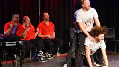 Bild: Petra Hartl
Die Bühnenspieler mussten umsetzen, was ihnen das Publikum zu tun auftrug – klar, dass das zu allerlei spontanen Aktionen führte und die Zuschauer köstlich amüsierte.