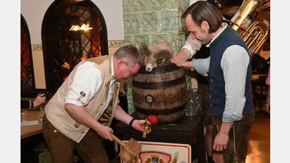 Bild: gf
Oberbürgermeister Michael Cerny (links) und Franz Kummert beim Anzapfen.
