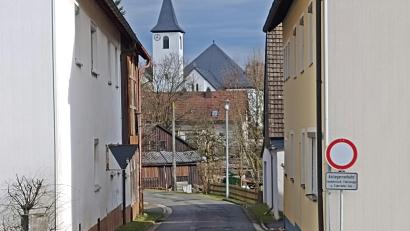 Bild: ld
Als "sehr reizvoll" bezeichnete Marion Schlichtiger den Blick durch den Bruckweg zur Kirche.