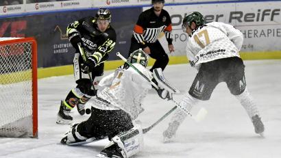 Bild: Hubert Ziegler
Nur selten kam der ERSC Amberg (links Brendan Walkom) am Sonntag vor das Tor des TSV Erding. Die Oberbayern glichen mit einem 5:0-Sieg zum 1:1 in der Playoff-Serie aus.