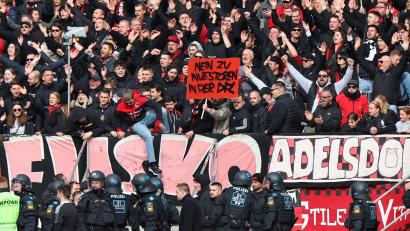 Bild: Daniel Karmann/dpa
Nürnberger Fans protestieren mit einem Banner am Spielfeldrand gegen Investoren in der DFL.