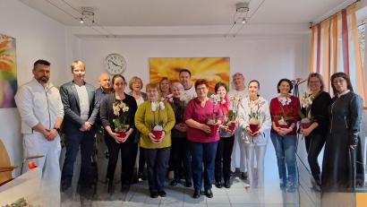 Bild: Michael Reindl/Kliniken Nordoberpfalz/exb
Therapieleiter Oliver Welsner (links), Klinikdirektor Stephan Schumacher (Zweiter von links) und Pflegedienstleiterin Elfriede Schwarzmeier (rechts) bedankten sich bei den langjährigen Mitarbeiterinnen und Mitarbeitern.