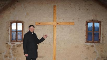 Bild: wel
Pfarrer Herbert Rösl empfiehlt den Teilnehmern der Exerzitien, einen besonderen Ort zu wählen, um ganz nah bei Gott zu sein. Für ihn ist das Dachgeschoss des Pfarrstadels so ein Ort, wo er Energie und Kraft tanken kann.