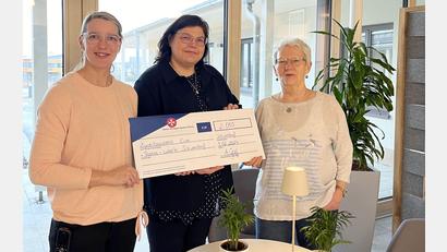 Bild: Karin Lummer/exb
Hospiz-Leiterin Katharina Salbeck (links) und Angela Krüger (Hospizverein, rechts) nehmen den Spendenscheck von Rana-Werk-Geschäftsführerin Alexandra Graf (Mitte) entgegen.