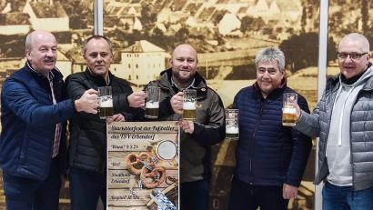 Bild: TSV Erbendorf/exb
Norbert Martetschläger (von links), Fußballabteilungsleiter Stefan Klamt, Marco Manze, Herbert Stengl und Stadthallen-Pächter Oliver Fienz freuen sich schon auf das Starkbierfest in Erbendorf.