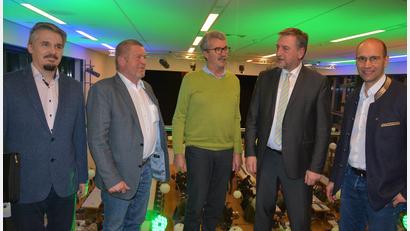 Bild: jr
Beim Pressegespräch mit dabei waren (von links) Stefan Adam (LSV), Kreisobmann Josef Fütterer (Landkreis Neustadt), Hans Foldenauer (Vorstandssprecher Bund Deutscher Milchbauer), Bayerns Bauernpräsident Günther Felßner und der Tirschenreuther Kreisobmann Ely Eibisch.